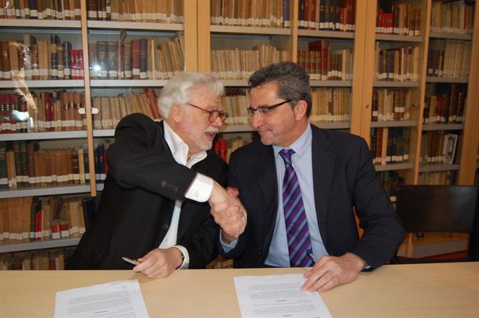 Juan Ruesga y Antonio Gutiérrez Limones sellan el acuerdo. 
