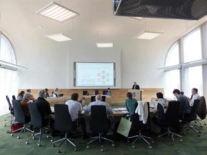Imágen de la reunión durante la intervención de José Antonio Marcén.
