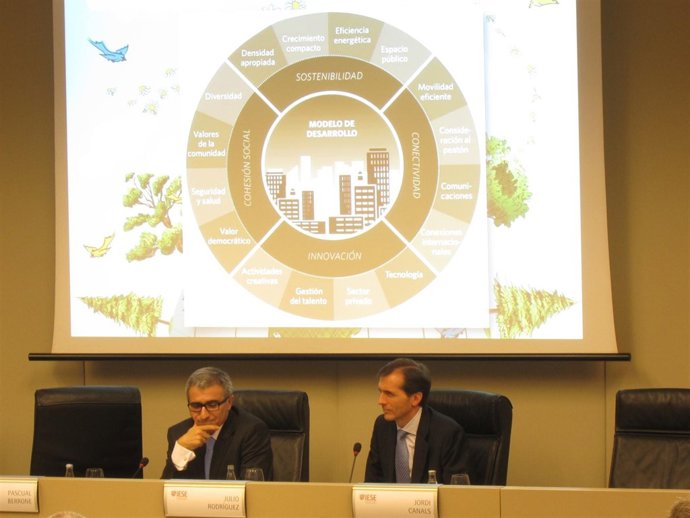 Dtr gral operaciones Schneider Electric, Julio Rodríguez, y el de IESE, J.Canals