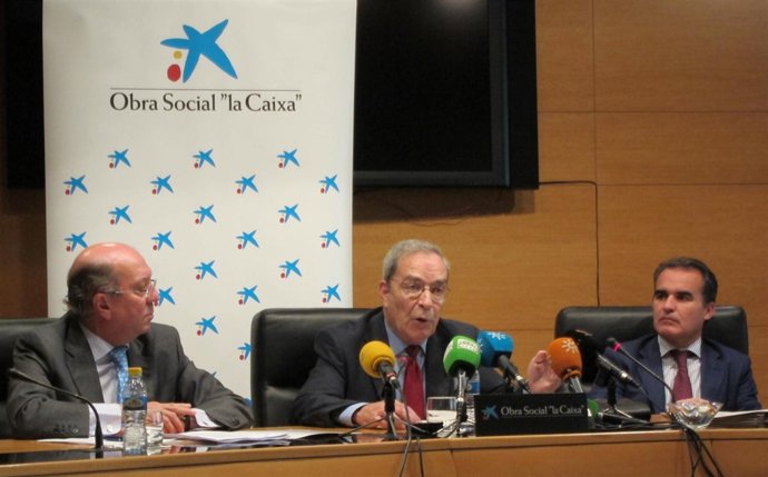 Jaime Lanaspa (en el centro) presenta el balance de la Obra Social La Caixa
