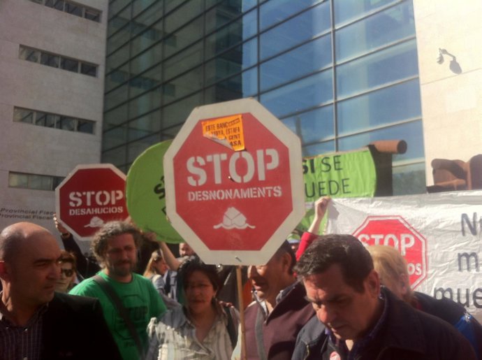 Miembros de la PAH en la Ciudad de la Justicia