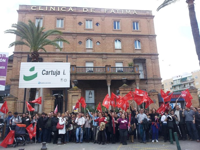 Trabajadores del sector de las clínicas privadas durante su concentración