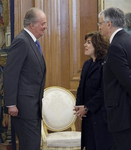  El Rey Conversa Con Soraya Sáez De Santamaría Y Eduardo Torres-Dulce