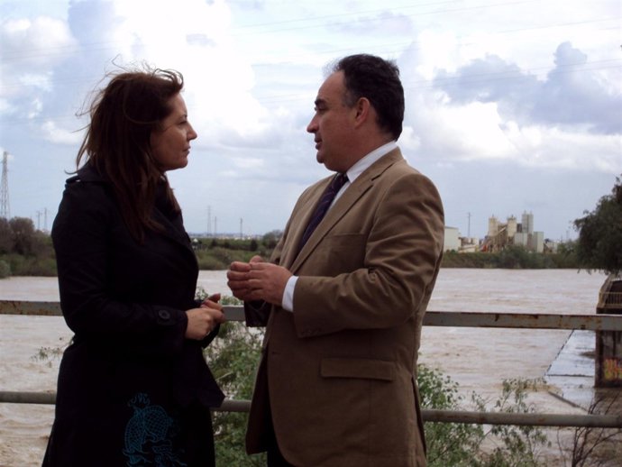 Carmen Crespo y Manuel Romero en la presa de Alcalá del Río