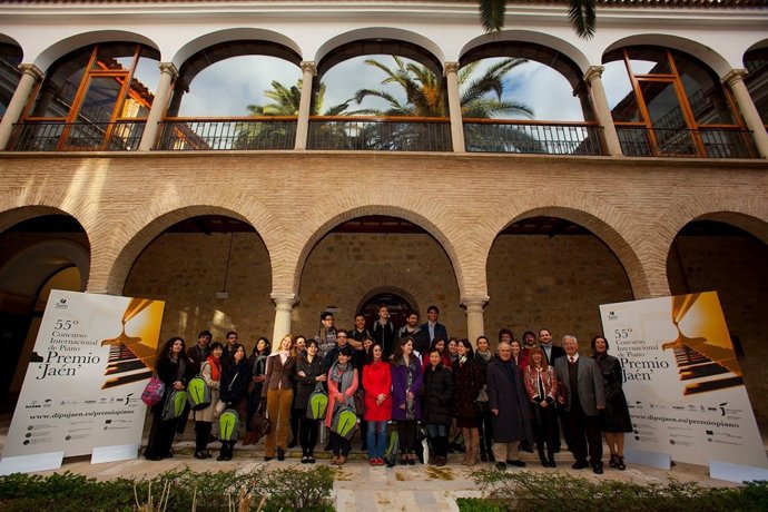 Foto de familia de los participantes en el Certamen de Piano de Jaén