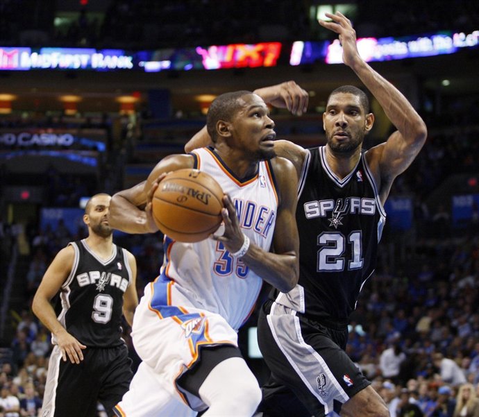 Kebin Durant (Oklahoma City Thunder) y Tim Duncan (San Antonio Spurs)