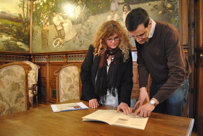 Mercedes Navarro y Valentín Martínez observan parte del legado de Jorge Juan