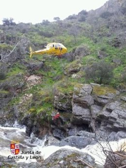 El helicptero de Protección Civil participa en la búsqueda