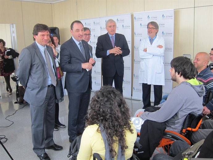 J.J.Isern (SCT), conseller R.Espadaler, y F.Homs y J.M.Ramírez (Inst.Guttmann) 