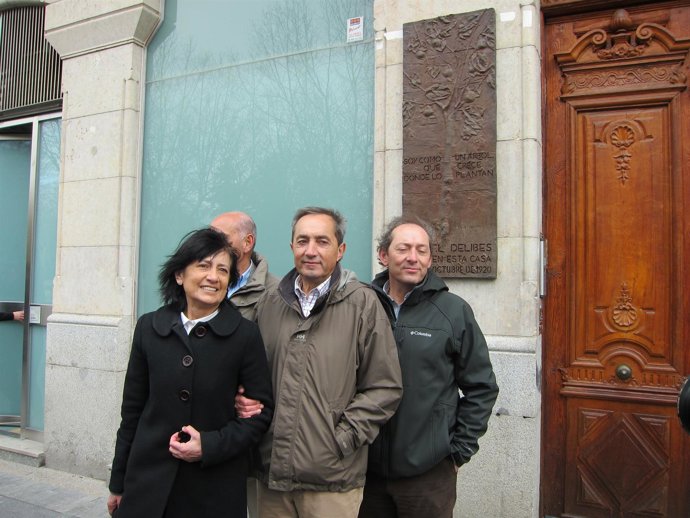 Germán Delibes (C), junto a sus dos hermanos