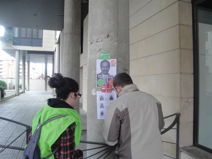 La PAH de Lleida pega un cartel ante el domicilio de Llorens (PP)