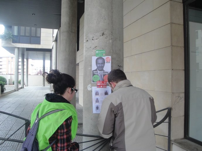 La PAH de Lleida pega un cartel ante el domicilio de Llorens (PP)