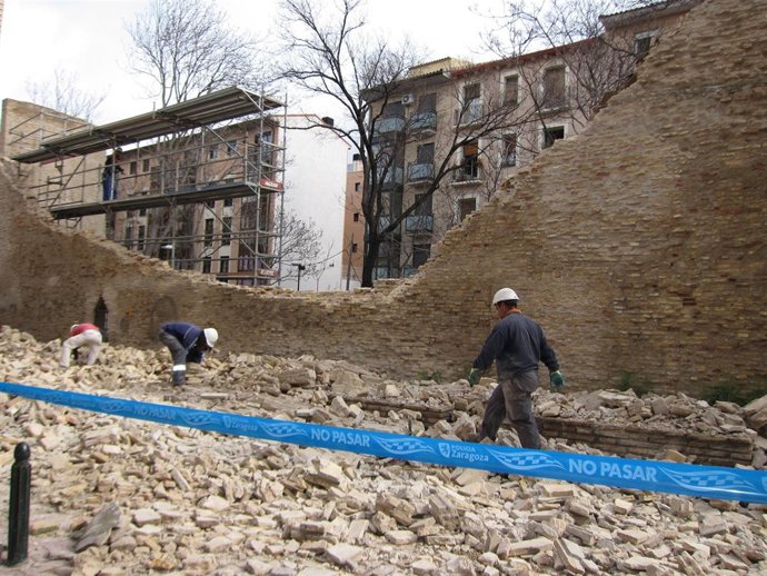 Unos 30 metros de la muralla medieval de Zaragoza se han derrumbado este jueves