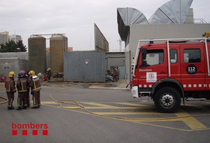 Actuación de los bomberos en una empresa de Rubí