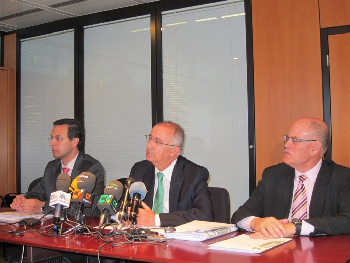 Spínola (c) en rueda de prensa