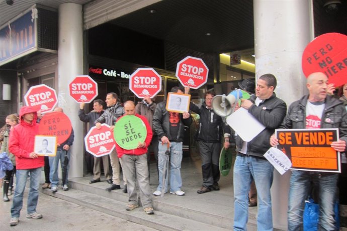 Protesta de Stop Desahucios ante el PP en BIlbao