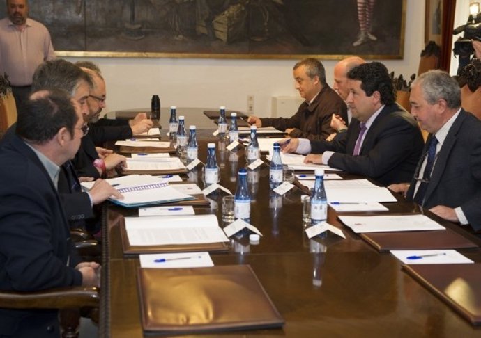 Moliner con la comisión de expertos sobre búsqueda de hidrocarburos