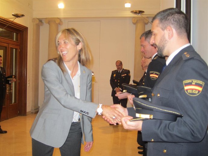 Palmer saluda a los nuevos policías