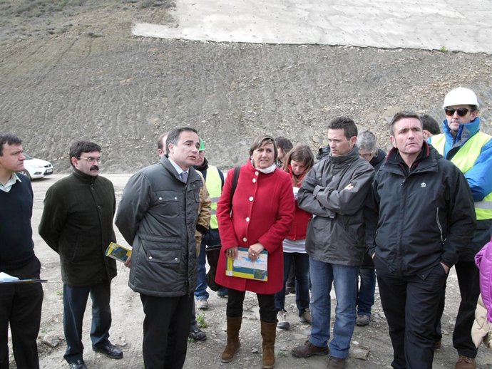 Visita de parlamentarios navarros y la CHE a obras de Yesa.