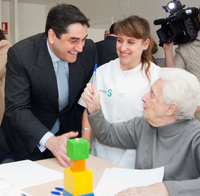 Echániz  con anciana