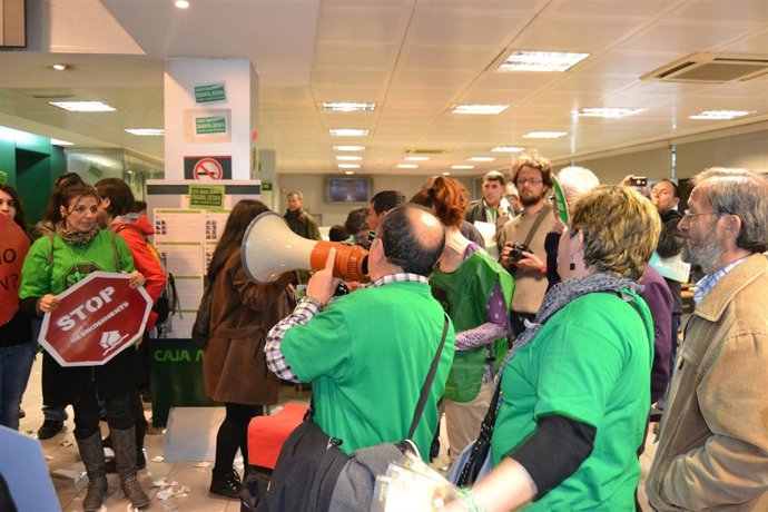 Activistas de la PAH durante la ocupación de una sucursal de Bankia