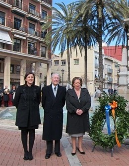 Víctor Lorente Sorolla, acompañado por Marái José Català y Rita Barberá