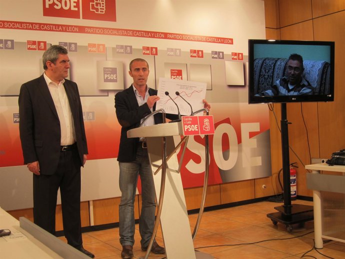 Julio López presenta una estadística ante la mirada de Julio Villarrubia.