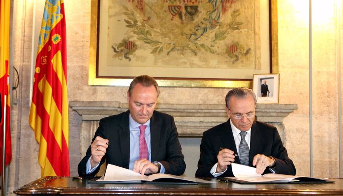 Alberto Fabra e Isidro Fainé firman el convenio de colaboración