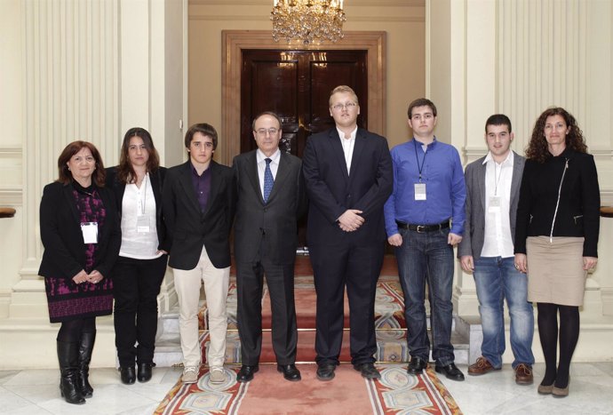 El Gobernador del Banco de Espana posa junto al  IES Josep Sureda i Blanes ganad