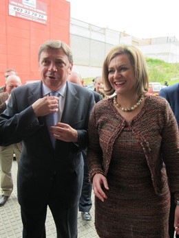 El consejero Luis Planas junto a la alcaldesa de Baena (Córdoba)
