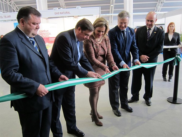 Planas y la alcaldesa de Baena cortan la cinta inaugural del Centro de Congresos