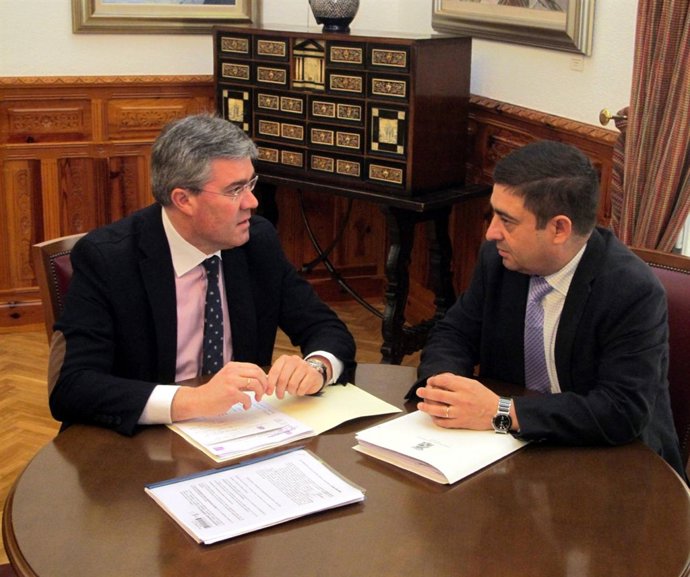 José Enrique Fernández de Moya y Francisco Reyes, durante la reunión