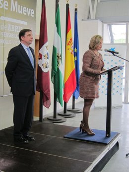 Planas escucha la intervención de la alcaldesa de Baena