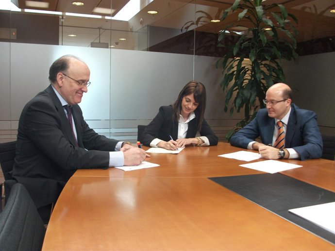 Aramburu, Valdemoros y Fernández firman el convenio sobre premios Emprendedor.