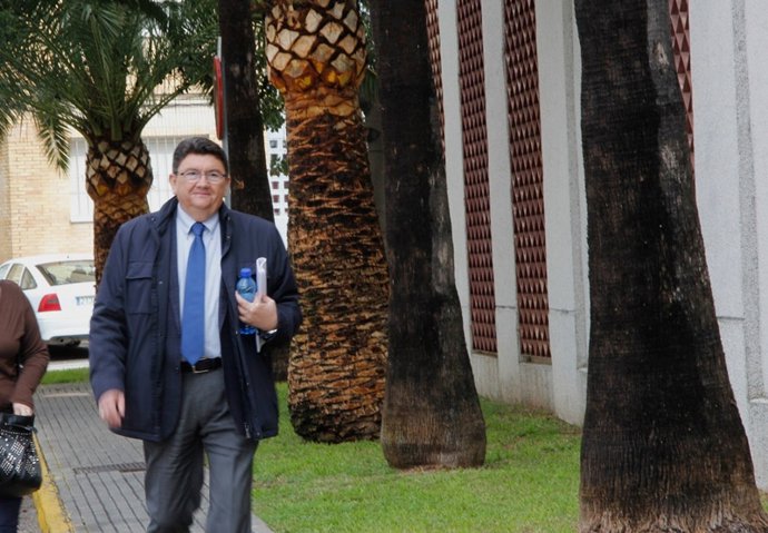 El exalcalde de Rota Lorenzo Sánchez (RRUU) acude a los juzgados