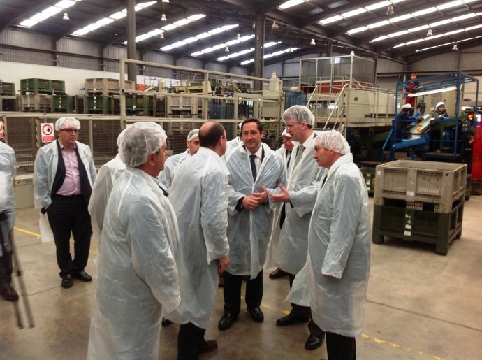 El Conseller De Agricultura, Josep Maria Pelegrí, En Su Visita A Agrofruit