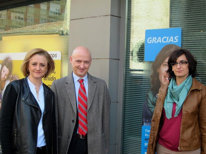 Rosa Hernández posa con personal de La Caixa en una oficina de la entidad