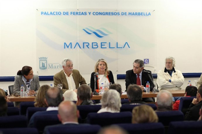 La alcaldesa de Marbella con empresarios de playas