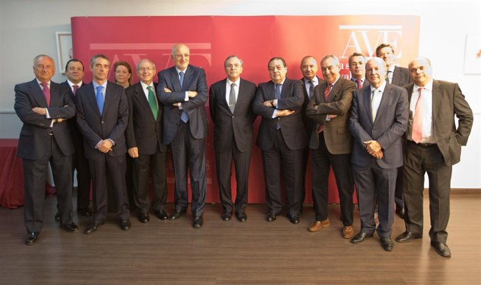 La Junta Directiva de AVE se reúne con Isidro Fainé