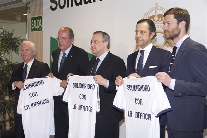 Florentino Pérez y Xabi Alonso en un acto solidario