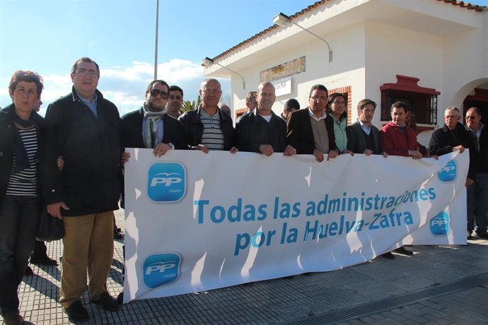 Dirigentes del PP de Huelva se concentran en Calañas por la Huelva-Zafra. 