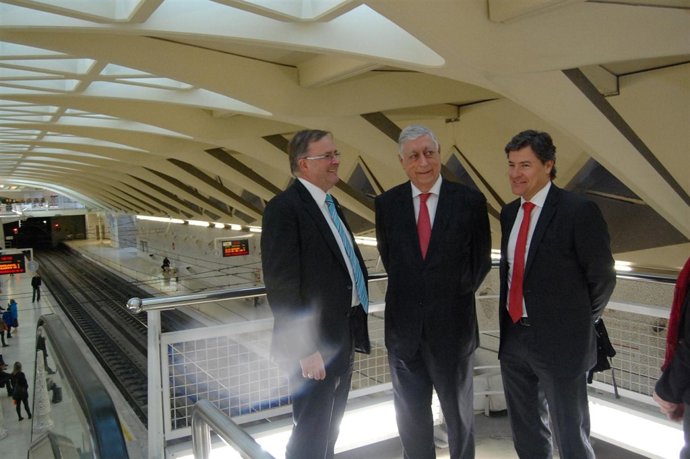 El ministro de Transportes de Australia, Victoriano Sánchez y Pablo Cotino