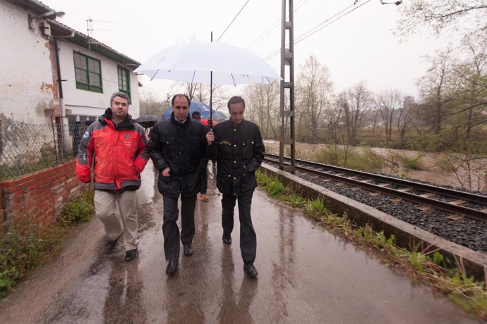 Ignacio Diego visita la zona del descarrilamiento del tren de FEVE