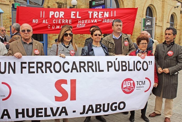 Representantes sindicales ante la estación de Renfe de Huelva. 