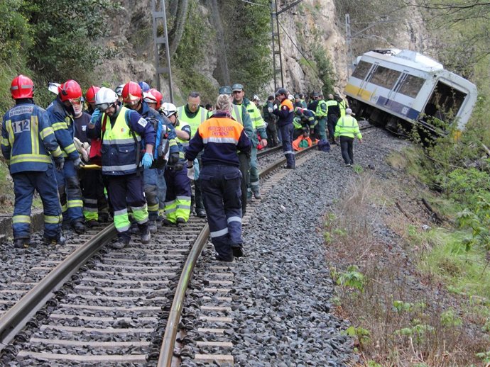 Descarrilamiento del tren de FEVE en Casar de Periedo