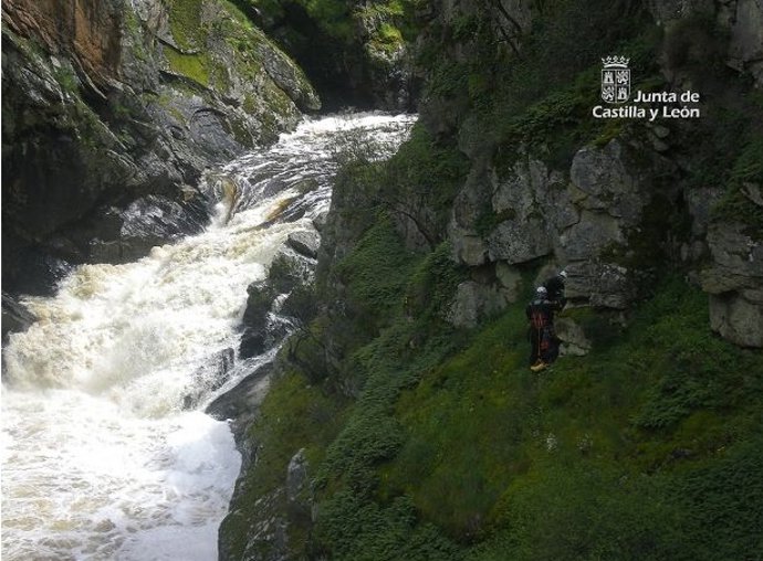 Imagen de las labores de búsqueda en el Pozo de los Humos