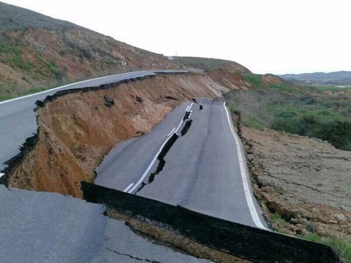 La carretera NA-6100, hundida a causa de un desprendimiento en Vergalijo.