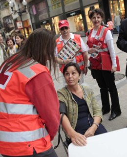 Una mujer se toma la tensión.