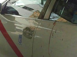 Estado de un taxi tras una reciente agresión a su conductor