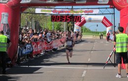 Un atleta a su llegada a la meta en Salamanca
